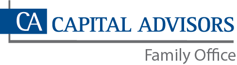 Logo Capital Advisors a color. Rectangulo de color azul oscuro profundo con las letras CA en blanco, con una línea horizontal en la parte baja del logo que llega hasta el final. Junto al rectágulo que contiene la sigla CA, se lee en tipografía tipo serif Capital Advisors.