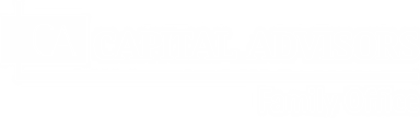 Logo Capital Advisors en blanco. Rectangulo de color blanco con las letras CA encima, con una línea horizontal en la parte baja del logo que llega hasta el final. Junto al rectágulo que contiene la sigla CA, se lee en tipografía tipo serif Capital Advisors.