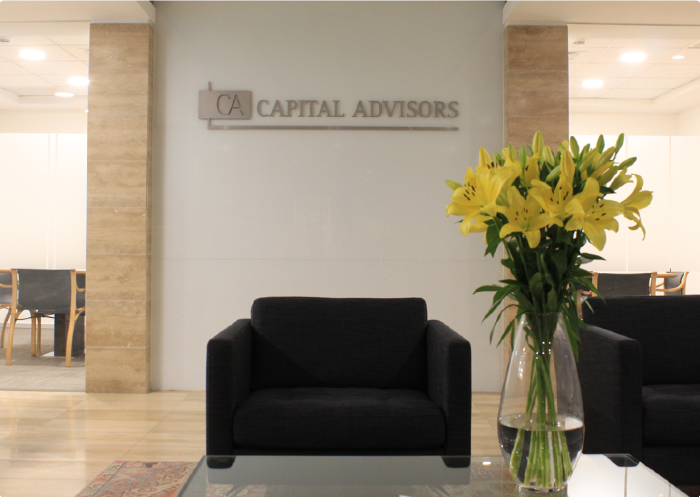 Foto de la oficina de Capital Advisors con una flor amarilla de decoración.